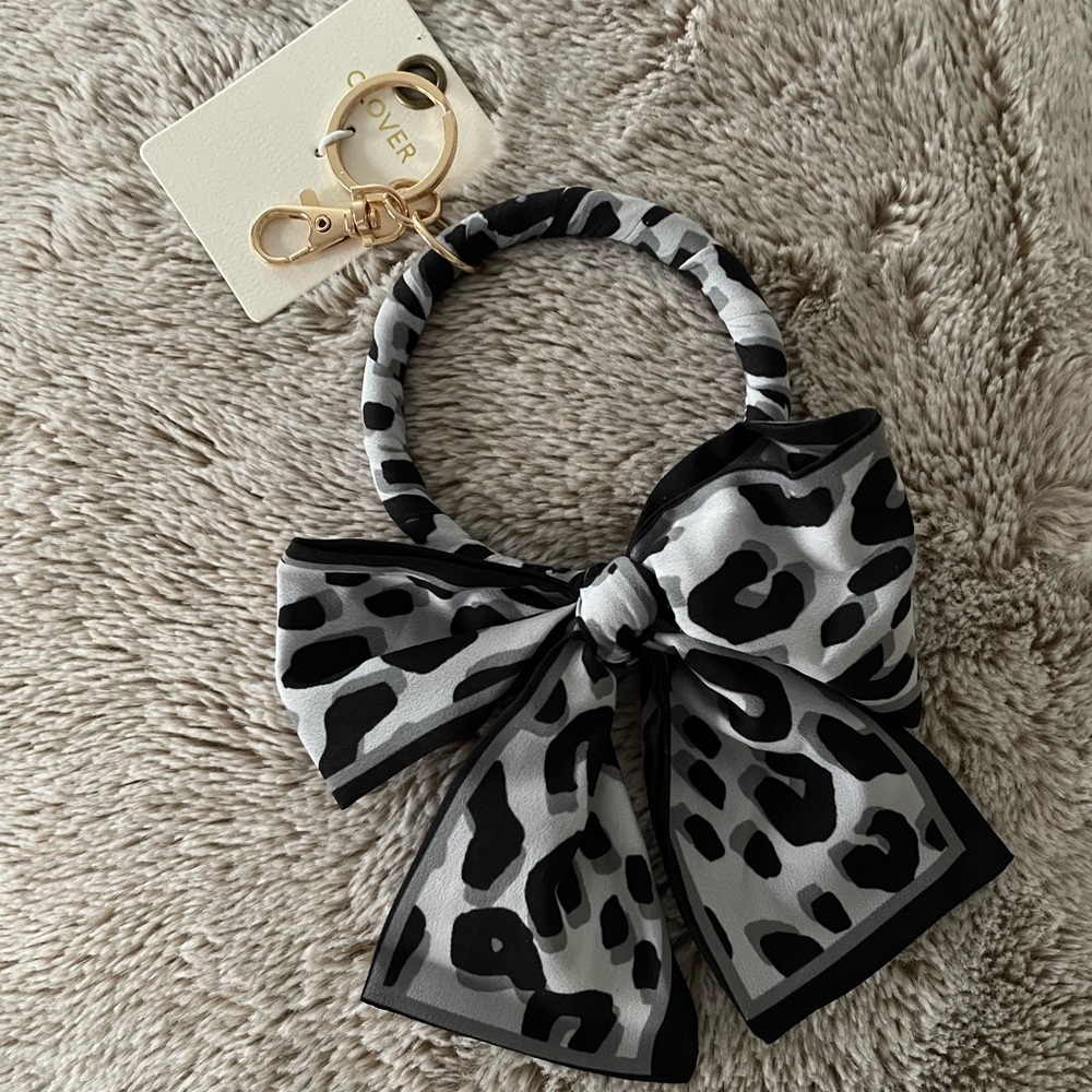 Gold-Tone Ring Keychain with Black & White Leopard Bow